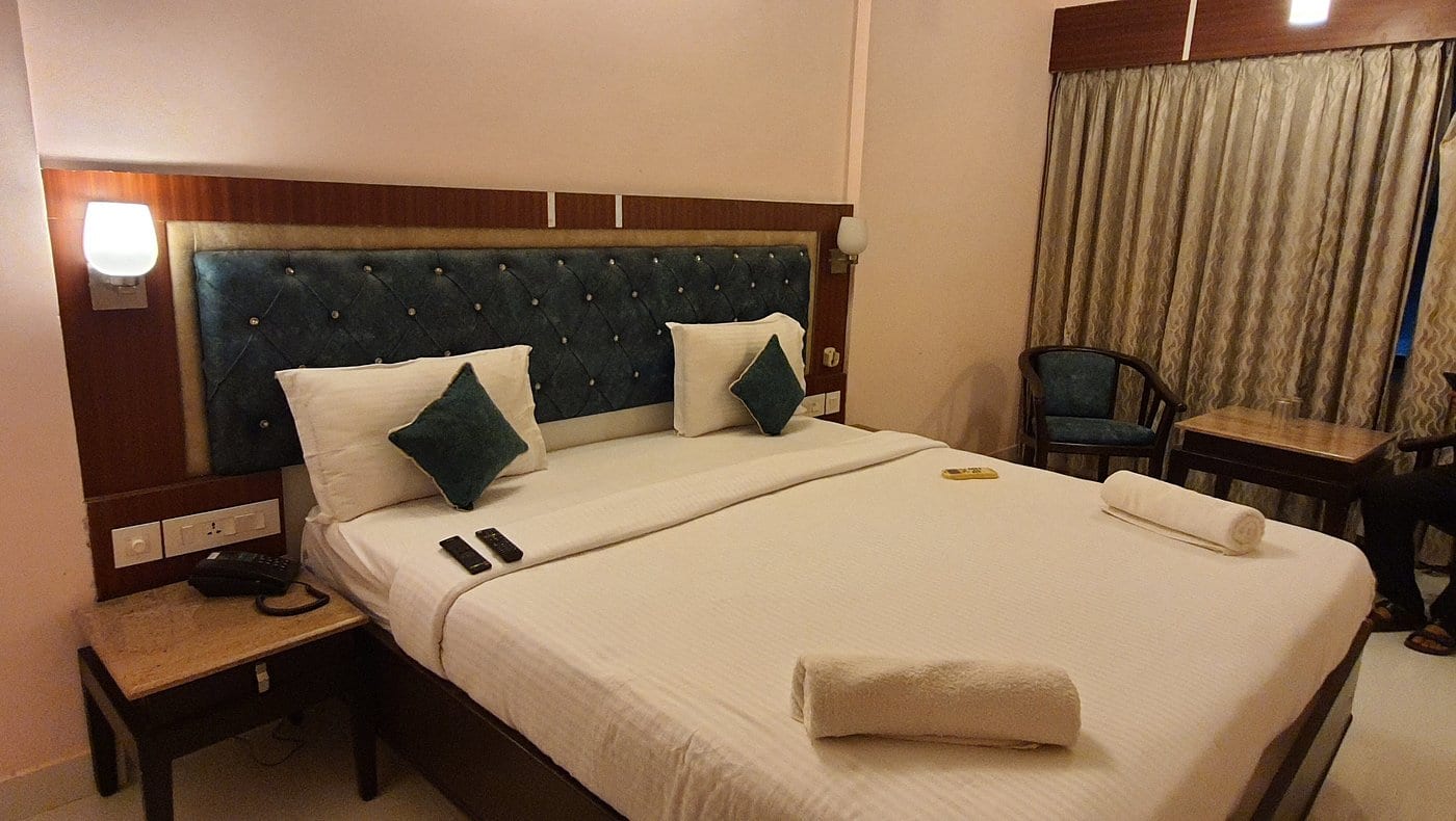 Spacious deluxe guest room with a king bed and crisp linens at Daffodil Inn